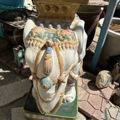 象の花台　陶器製の画像