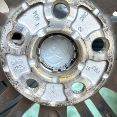 トヨタ ヤリスクロス純正アルミホイール切削光輝センターオーナメント付 18インチの画像