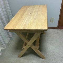 折りたたみ式テーブルの画像