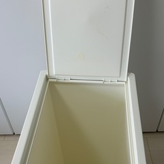IKEA ゴミ箱 フィルール フタ付き 白の画像