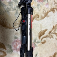 引き渡し決定【0円】SONYの古いビデオカメラと三脚差し上げますの画像