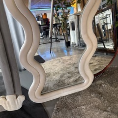 ウェーブ型ミラー　ホワイトの画像