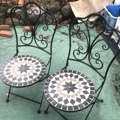 モザイク調ガーデンチェアー2脚の画像