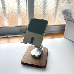 スマホスタンドと木製ペン立ての画像