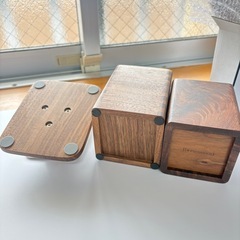 スマホスタンドと木製ペン立ての画像