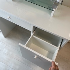 IKEA ドレッサーと化粧鏡の画像