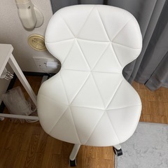 テーブルと椅子の画像