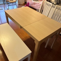 IKEA4人掛けダイニングテーブルと椅子の画像