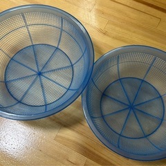 2個セット　ザル カゴ 昭和レトロ ポップ プラスチック ざる かご 青色 スケルトン
の画像