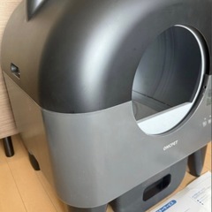 猫　自動トイレ　全自動猫トイレ　猫の排泄物を自動で掃除　専用のスマホアプリで管理できる機能　清潔　スタイリッシュ　モノトーン　黒の画像