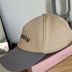 【極美品】【定価10
万円】MIU MIU ドリルベースボールキャップ Lサイズ 本物保証書付きの画像