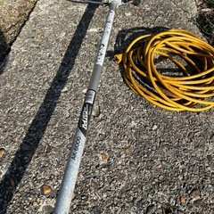 RYOBI電動刈払い機とコード、替刃セットの画像