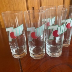 レトロセブンアップ瓶とグラスの画像