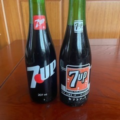 レトロセブンアップ瓶とグラスの画像