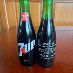 レトロセブンアップ瓶とグラスの画像