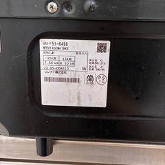 食器棚とガスコンロの画像