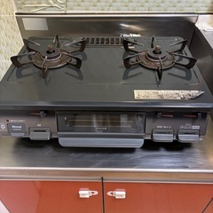 食器棚とガスコンロの画像