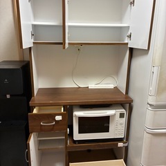 食器棚とガスコンロの画像