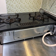 食器棚とガスコンロの画像