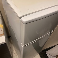 115cm×50cm×47cmの小型冷蔵庫の画像