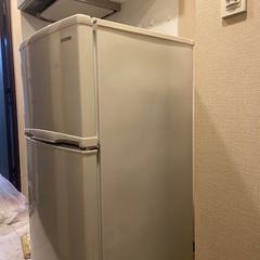 115cm×50cm×47cmの小型冷蔵庫の画像