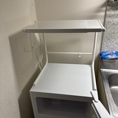 冷蔵庫とレンジラックの画像