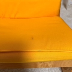 黄色の可愛い木製チェアの画像