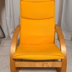 黄色の可愛い木製チェアの画像