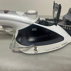 アイロンとアイロン台の画像