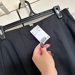 H&M クロップ パンツ タグ付きの画像