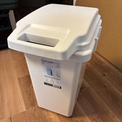 蓋付きゴミ箱の画像