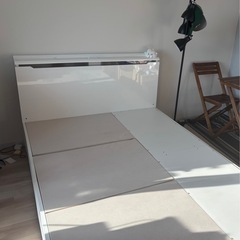 ダブルサイズベッドフレームの画像