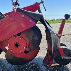 ヤンマー　現行型　管理機 畝立て YK300RK-R　ハンドル上下　正転逆転　 耕運機　家庭菜園　Wタイヤ　土あげ　溝上げ　畝上げ　培士 溝掘り　ネギ　ごぼう　野菜　中耕　跳ね上げ 培土器　排土板　尾輪付き 宮崎の画像