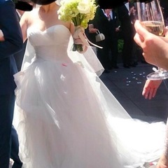white by vera wang ウェディングドレスの画像