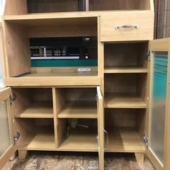 ジャングルジャングル貝塚店　食器棚　木目　木　茶色　ブラウン　ライトブラウン　3枚扉　ガラス窓　引き出し　高さ調節　スライドテーブル　コンパクト　キッチン収納　家具　中古　貝塚市　二色浜の画像