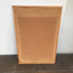 黒板やミニA看板とコルクボードの画像