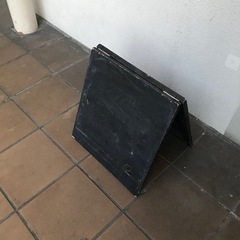 黒板やミニA看板とコルクボードの画像