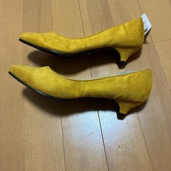 新品未使用品／マスタード色のパンプスの画像