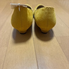 新品未使用品／マスタード色のパンプスの画像