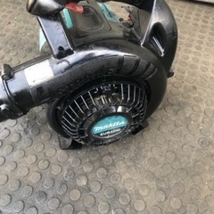 普通のガソリンで動く　4サイクルエンジンブロワー　makita製　EUB4250の画像