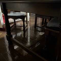 テーブルと椅子の画像