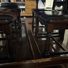 テーブルと椅子の画像