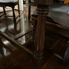 テーブルと椅子の画像