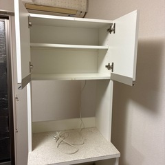 3/21か3/28に取りに来れる方、レンジ台付き食器棚の画像