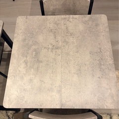 RASIK ダイニングテーブルと椅子2脚の画像