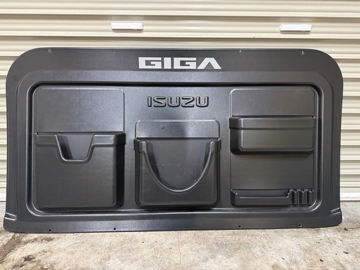ISUZUファイブスターギガ　リアウィンドウボックス