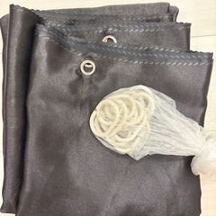 机、物干し竿、黒いカーテンの画像