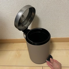 ★決まりました★IKEA ゴミ箱　小さめ　スチール　シルバーの画像