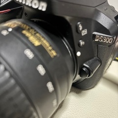 急ぎ【一眼レフカメラセット】Nikon D5300 レンズ2本付き】
の画像