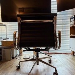 イームズ　アルミナム　リプロの画像